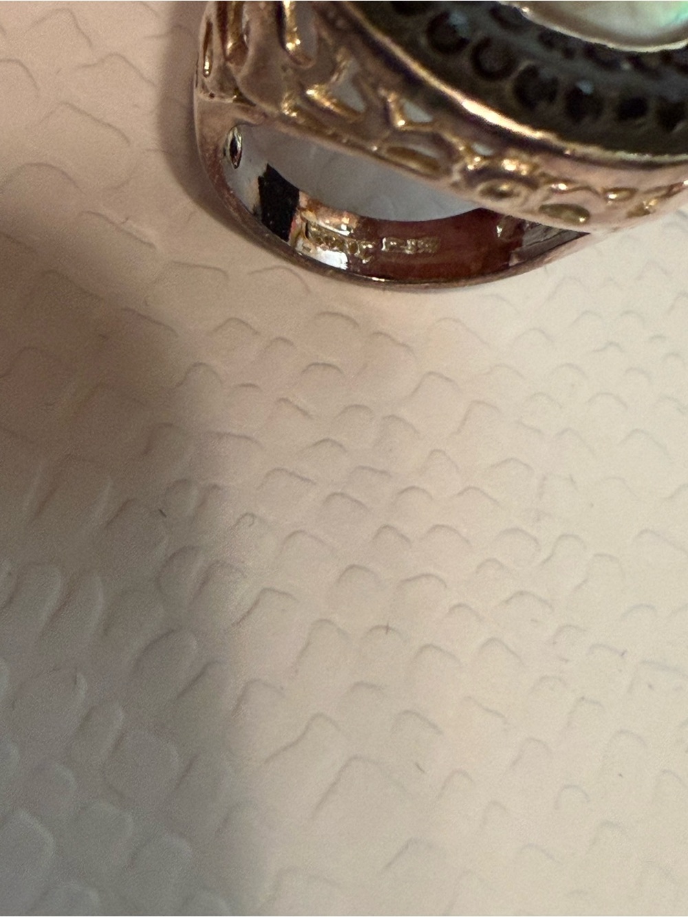 Vintage Art Deco Oval mother of pearl and Sterling cocktail ring - Picture 7 of 9